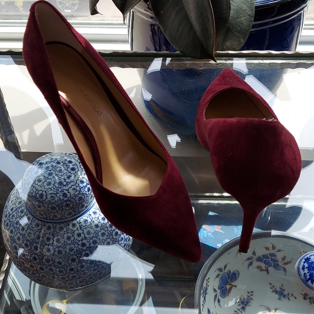 Banana Republic 12 hour Madison suede pump